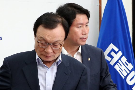 해찬 더불어민주당 대표와 이인영 원내대표가 9일 서울 여의도 국회에서 열린 최고위원회의 및 확대간부회의에 참석하고 있다.[뉴스1]