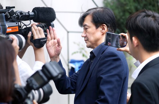 조국 법무부 장관 후보자가 8일 오후 서울 서초구 방배동 자택으로 들어서고 있다. [뉴스1]