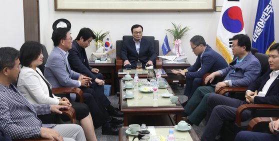 이해찬 더불어민주당 대표, 이인영 원내대표 및 최고위원들이 8일 오후 서울 여의도 국회에서 열린 비공개 최고위원회의에서 이야기를 나누고 있다. [뉴스1]