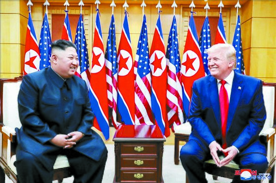 김정은 북한 국무위원장과 도널드 트럼프 미국 대통령이 6월 30일 판문점에서 만났다고 조선중앙통신이 1일 보도했다. [연합뉴스]