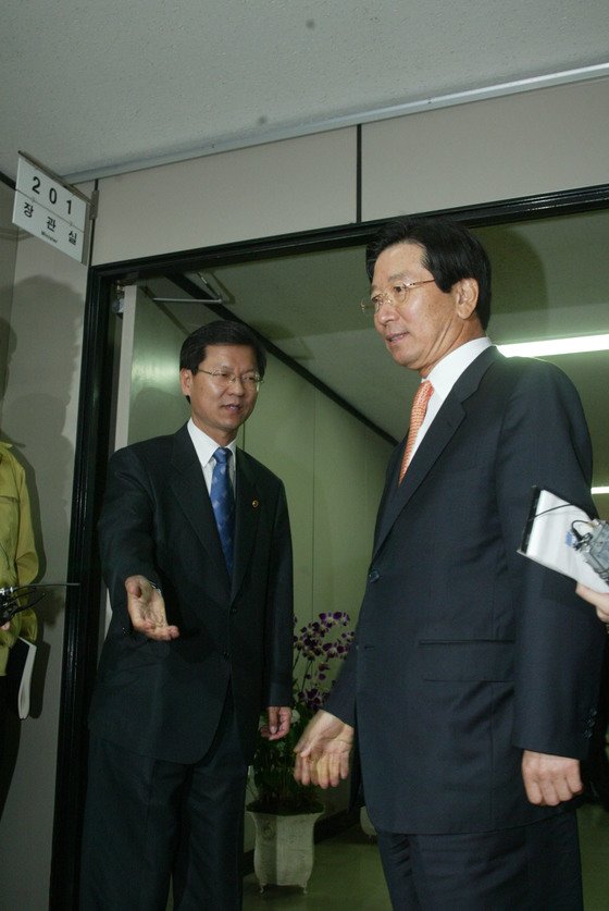 2015년 10월 천정배 전 법무부 장관이 정부 과천청사 법무부 장관실에서 김종빈 전 검찰총장과 5분간 이야기를 나눈 뒤 배웅하고 있다. [중앙포토]