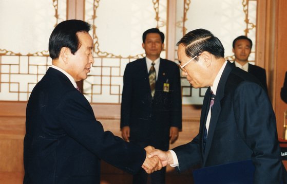 김영삼 대통령은 1995년 9월 16일 청와대에서 신임 김기수 검찰총장에게 임명장을 수여하고 공명정대한 법 집행과 성역없는 검찰권 행사를 당부했다. [중앙포토]