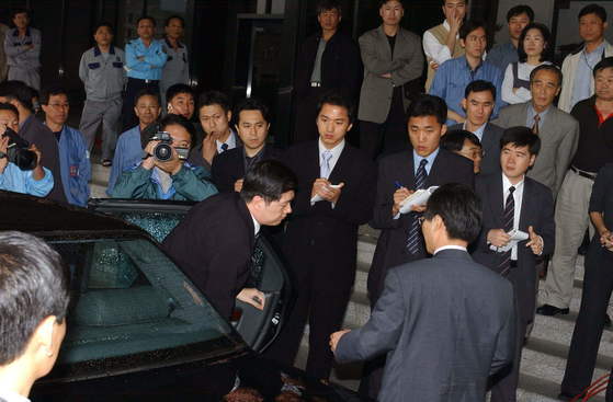 '최규선 게이트' 연루 의혹을 받은 김대중 대통령 3남 홍걸씨가 2002년 5월 16일 오전 10시 서울 서초동 서울지검 청사에 출두하고 있다. [중앙포토]