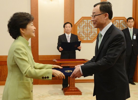 2013년 4월 17일 청와대 접견실에서 열린 신임장관 임명장 수여식서 박근혜 대통령이 채동욱 검찰총장에게 임명장을 수여하고 있다.  청와대사진기자단