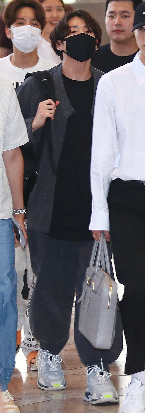 지난 7월 4일 김포 공항에서 생활 한복을 입고 출국하는 방탄소년단의 정국. [사진 중앙포토]