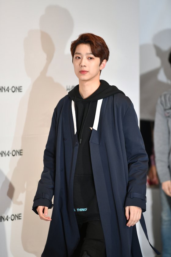 후드 티셔츠에 한복 스타일의 재킷을 걸친 라이관린. 흰색 동정이 디자인 포인트가 됐다. [사진 중앙포토]