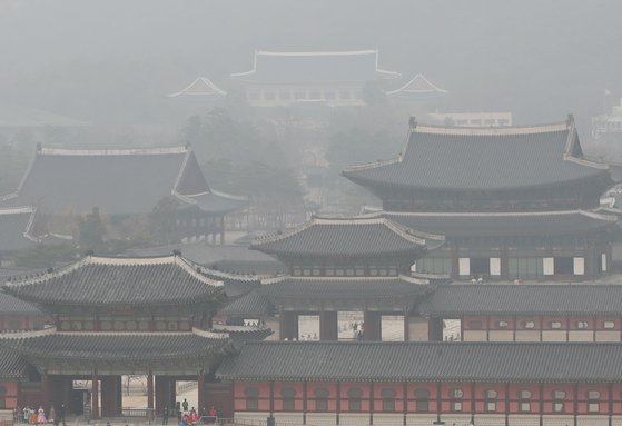 수도권 지역에 미세먼지 비상저감조치가 엿새째 이어지고 있는 지난 3월 6일 오후 서울 종로구 경복궁 주변에 미세먼지가 가득하다. [연합뉴스]