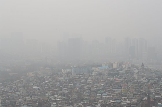 수도권 지역에 미세먼지 비상저감조치가 엿새째 이어진 지난 3월 6일 오후 서울 중구 남산에서 바라본 도심에 미세먼지가 가득하다. [연합뉴스]