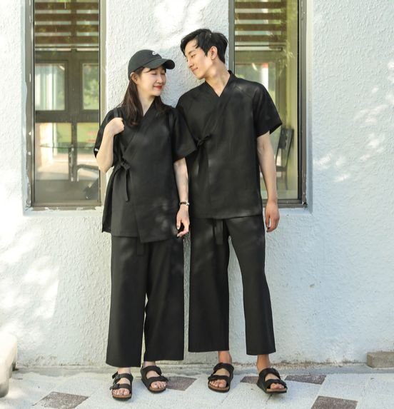 리슬의 '나 오(吾) 저고리&팬츠'. 한복 바지라고 해서 무조건 발목 부분이 좁아지는 형태는 아니다. 입구가 넓은 바지라는 의미의 '대구고(大口袴)'는 삼국 시대에 널리 입었던 한복이다. '대구고'를 현대적으로 변형시킨 디자인은 와이드 팬츠를 연상시킨다. [사진 리슬]