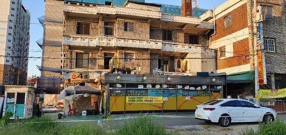 인천 미추홀구 숭의동 옐로하우스 4호집의 현재 모습. 지역주택조합 사업으로 다른 건물들은 대부분 철거됐다. [사진 옐로하우스 이주대책위원회]