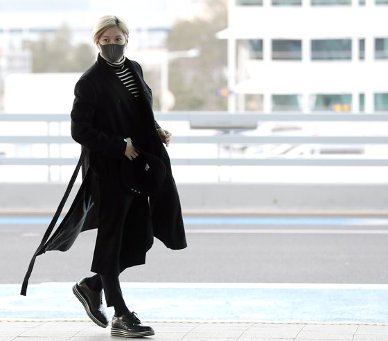 한복 '소창의'를 변형시킨 디자인의 코트를 멋스럽게 소화한 샤이니 태민. [사진 중앙포토]