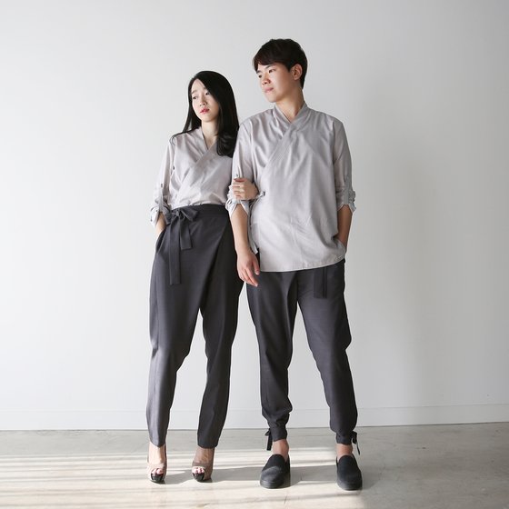 리슬의 '사폭 슬랙스.' 한복의 사폭 바지와 서양 복식인 슬랙스를 더해 만들었다. [사진 리슬]