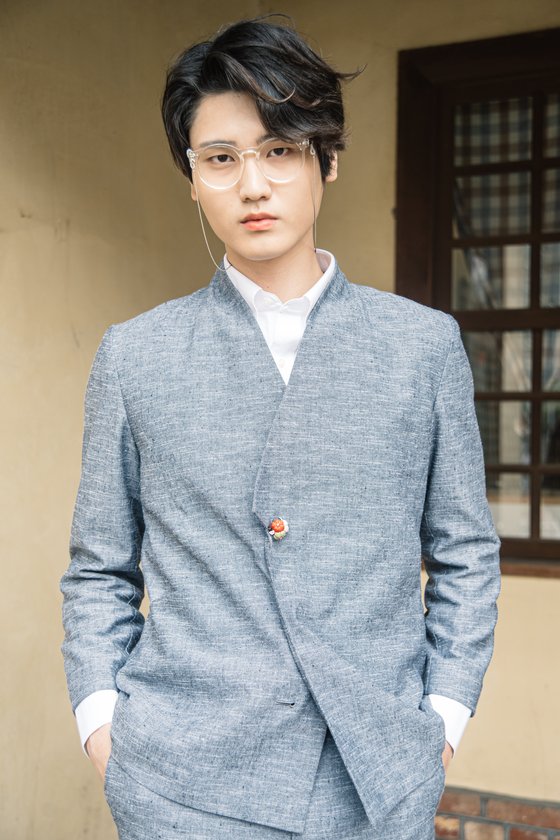 한복 저고리를 연상시키는 재킷을 선보인 '아혼'의 남성복. [사진 아혼]