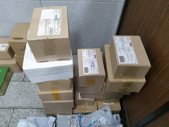 4일 오전 대검찰청 우편 취급소 앞에 윤석열 검찰총장을 수신인으로 하는 '엿'이 담긴 택배가 쌓여있다. 김기정 기자