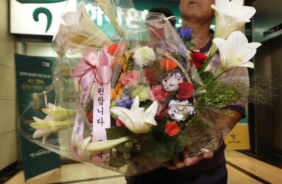 조국 법무부 장관 후보자에 대한 국회 인사청문회를 하루 앞둔 5일 오전 서울 종로구 적선현대빌딩에 마련된 청문회 준비 사무실에 응원 꽃다발이 배달되고 있다. [뉴스1]