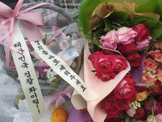 14일 오후 윤석열 검찰총장이 근무하는 서울 서초구 대검찰청 정문 앞에 장미꽃이 쌓여있다. 정진호 기자