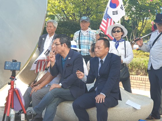 박근혜 정부 초기 대변인이었던 윤창중 전 대변인이 16일 박근혜 전 대통령이 입원한 서울성모병원 앞에서 유튜브 방송을 진행하고 있다. 이가영 기자