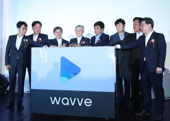 최기영 과학기술정보통신부 장관과 한상혁 신임 방송통신위원장 등이 16일 오후 서울 중구 정동1928아트센터에서열린 온라인동영상스트리밍서비스(OTT) 웨이브 출범식에서 출범 퍼포먼스를 하고 있다. 웨이브는 지상파 3사가 설립한 콘텐츠연합플랫폼의 OTT '푹'(POOQ)과 SK텔레콤의 OTT '옥수수' 서비스를 통합해 출범하는 새로운 서비스로 오는 18일부터 서비스를 시작한다. 요금제는 베이직(HD, 동시접속 1명) 7900원, 스탠다드(FHD, 동시접속 2명) 1만900원, 프리미엄(UHD 포함 최상위 화질, 동시접속 4명) 1만3900원이다. 왼쪽부터 이태현 콘텐츠웨이브 대표, 최승호 MBC 사장, 양승동 KBS 사장, 최기영 과학기술정보통신부 장관, 한상혁 방송통신위원장, 박정훈 SBS 사장, 박정호 SK텔레콤 사장, 고삼석 방통위 상임위원 . [뉴스1]