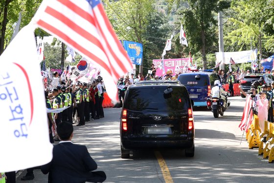 16일 오전 경기도 의왕 서울구치소에서 박 전 대통령이 탑승한 차량이 지지자들의 환호를 받으며 병원으로 향하고 있다. [뉴스1]