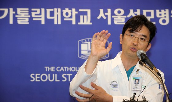 17일 오후 서울 서초구 서울성모병원 세미나실에서 박근혜 전 대통령의 주치의 정형외과 김양수 교수가 수술 관련 브리핑 후 취재진 질문에 답하고 있다. [뉴시스]
