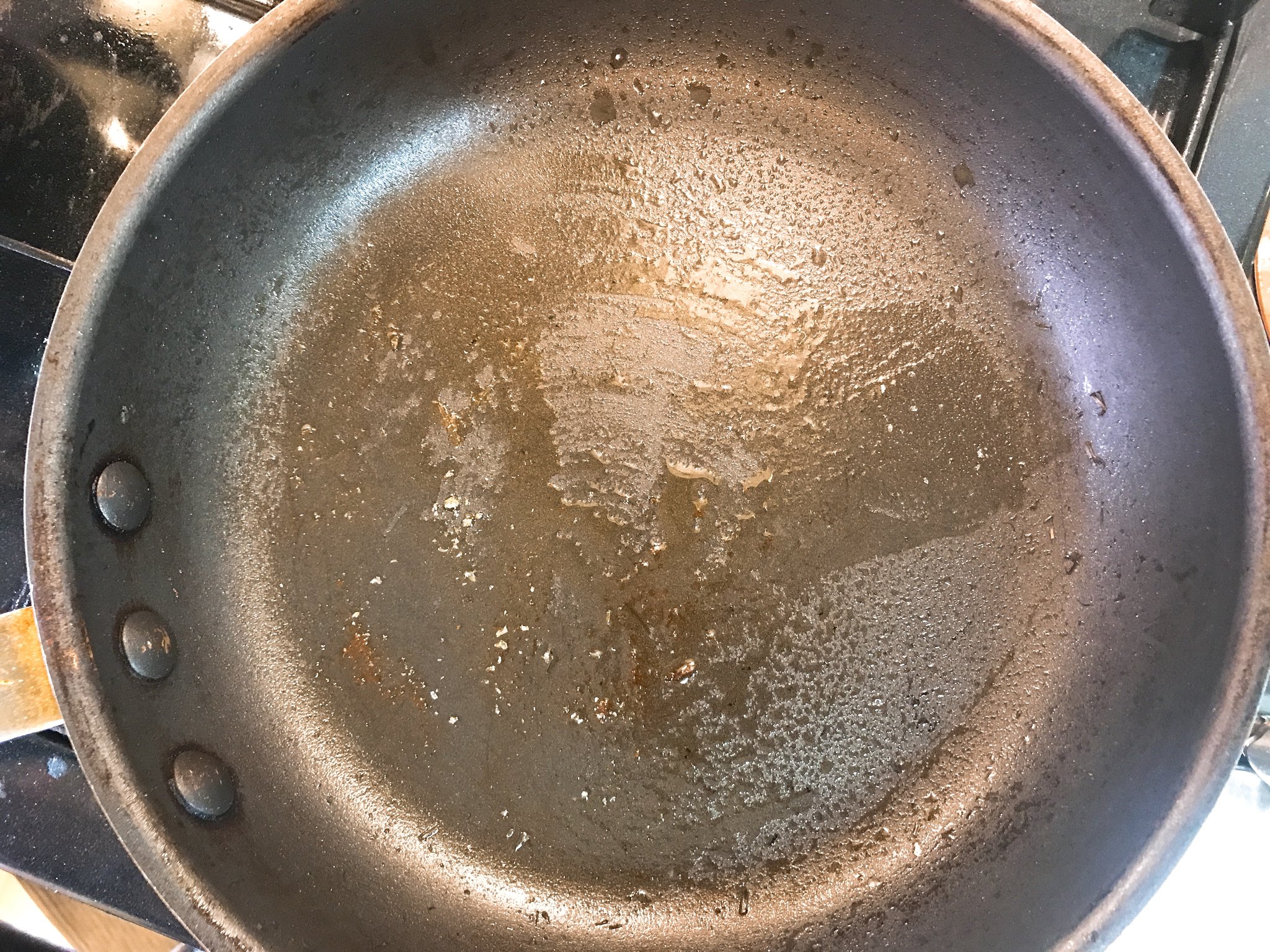 코팅 프라이팬을 쓴 뒤에는 바로 세척하는 게 좋다. [중앙DB]