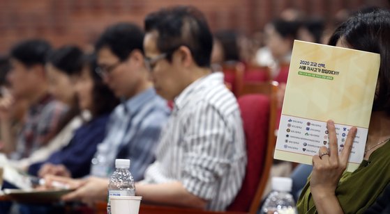 동성고서 열린 서울 자사고 연합 설명회   (서울=연합뉴스) 임헌정 기자 = 20일 오후 서울 종로구 동성고등학교에서 서울 자율형사립고 연합 설명회가 열려 학부모와 학생들이 강연을 듣고 있다. 2019.9.20   kane@yna.co.kr (끝) <저작권자(c) 연합뉴스, 무단 전재-재배포 금지>