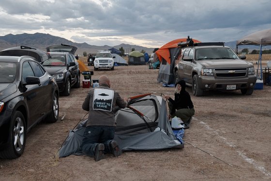 '51 구역 습격' 이벤트 참가자들이 19일(현지시간) 미국 네바다주 레이철에 도착해 텐트를 치고 있다. [AFP=연합뉴스]