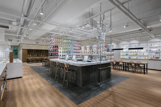 모나미 컨셉스토어 내부 모습. 2015년 11월 문을 연 모나미 컨셉스토어는 필기구를 통한 ‘경험의 가치’를 제공하고자 하는 모나미의 아이덴티티와 새로운 방향성을 보여주는 공간이다. [사진 모나미]