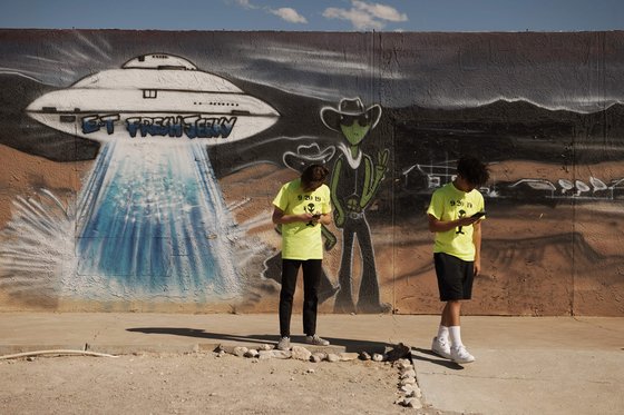 방문객들이 19일(현지시간) 미국 네바다주 히코에서 사진을 찍기위해 멈춰서 있다.[AFP=연합뉴스]