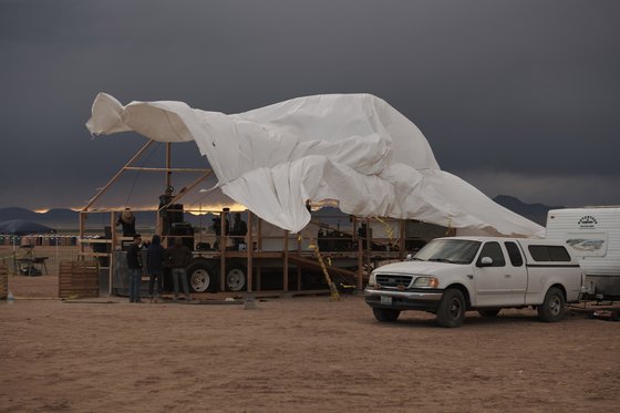 '51 구역 습격' 이벤트 참가자들이 19일(현지시간) 미국 네바다주 레이철에 무대를 설치하고 있다. [AFP=연합뉴스]