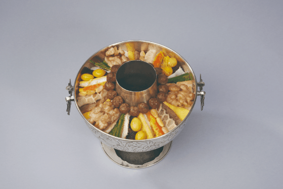 1. 열구자탕 (신선로) : 신선로에 육고기, 해산물, 채소 등을 색 맞춰 배열하여 함께 끓여 먹는 국물 음식 2. 골동면 (비빔국수) : 국수에 여러 가지 재료들과 함께 양념을 넣어 고루 비벼 먹는 음식 3. 수어증 (숭어찜) : 숭어 살과 소고기를 넣어 함께 끓여낸 찜 4. 편육 : 육고기를 덩어리째 삶아서 눌러두었다가 얇게 썬 음식 5. 전유어 (생선전) : 주로 흰살 생선을 얇게 썰어 밀가루를 입히고 달걀을 묻혀 기름에 지진 음식 6. 전복초 (전복조림) : 얇게 저민 전복을 양념한 간장에 조려서 만든 음식 7. 화양적 (누름적) : 각종 재료를 익히고 색을 맞추어 꼬챙이에 꿴 음식 8. 후병 : 꿀로 반죽한 찹쌀가루에 팥, 대추, 계핏가루 등을 넣어 쪄낸 떡 9. 약식 (약밥) : 찹쌀에 대추, 밤, 잣 등을 섞어 찐 다음 참기름, 꿀, 간장으로 버무려 만든 음식 10. 숙실과 : 과실을 익혀 다시 과실 모양으로 또는 여러가지 형태로 만든 음식 11. 포도: 생과일 포도, 생리 : 생과일 배, 생률 : 날밤이라고도 하며, 잔칫상에 껍질을 벗겨 납작하게 깎아 쌓아 올림, 12. 홍시 : 생과일 홍시 13. 정과: 과일이나 연근, 도라지, 생강 등을 꿀에 조리거나 재어 만든 음식 14. 원소병 : 찹쌀반죽으로 경단을 빚은 후 끓는 물에 익혀 꿀물 또는 설탕물에 담가 먹는 음료 15. 장침채 : 배추와 무를 간장으로 간을 하여 담근 국물 김치 16. 초장 : 간장에 초를 넣어 만든 양념 17. 개자 : 겨자에 소금, 초, 꿀을 넣어 만든 양념 18. 백청 : 빛깔이 희고 품질이 좋은 꿀 19. 전체 상차림