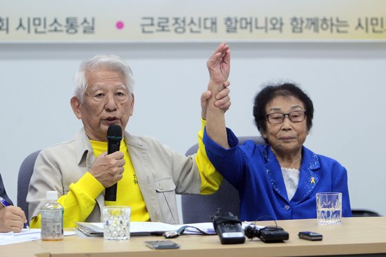 일본 나고야에서 일제 강제 징용 소송을 지원하고 있는 다카하시 마코토(77) '나고야 미쓰비시 조선여자근로정신대 소송 지원모임' 공동대표가 23일 광주시의회 1층 시민소통실에서 기자회견을 하고 '대법원 강제동원 배상 판결과 한일 갈등'에 대한 입장을 밝히고 있다. [뉴스1]