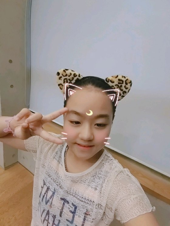 김 학생기자가 애플리케이션과 동물 귀 소품을 이용해 첫 번째 셀카 촬영을 하고 있다. #소품_사용_성공_나야_나