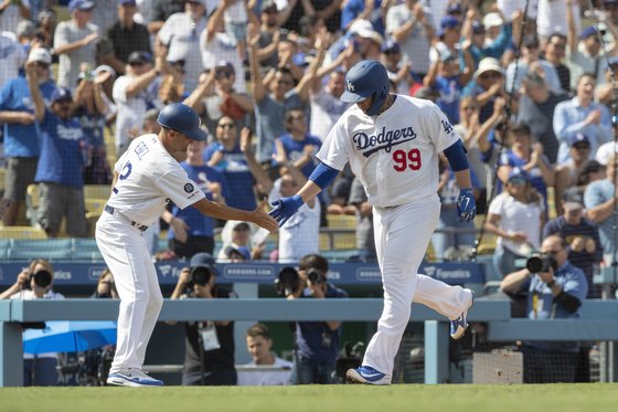 5회 말 선두타자로 나온 류현진이 22일 메이저리그 첫 홈런을 친 후 3루 주루코치의 축하를 받고 있다.[AP=연합뉴스]