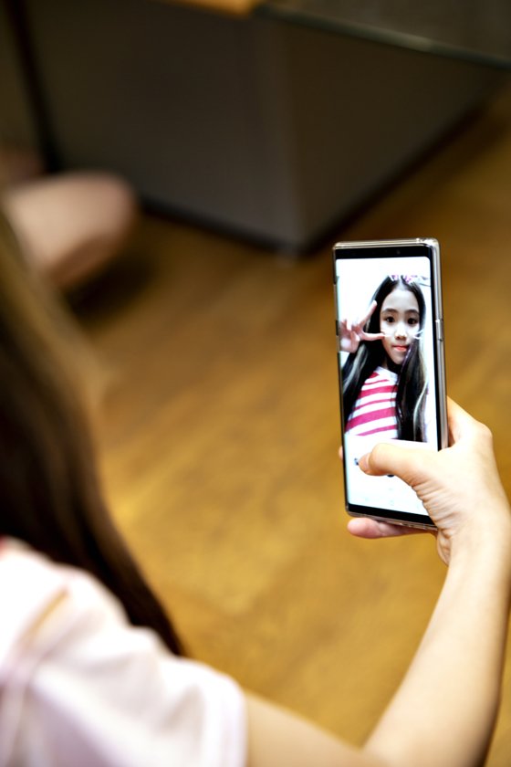 이수안 학생모델이 평소 즐겨 사용하는 애플리케이션으로 셀카를 촬영했다.