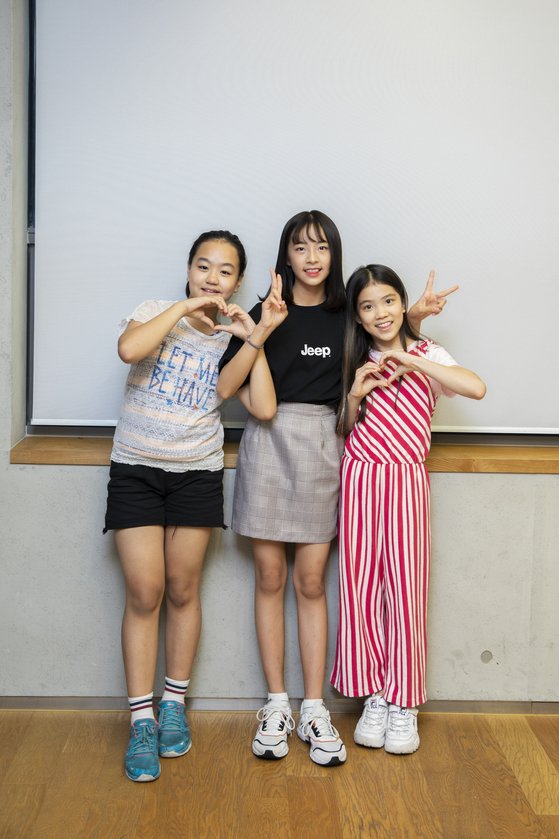 김은비 학생기자와 하람, 이수안 학생모델(왼쪽부터)이 손하트·브이 등을 그려 보였다.