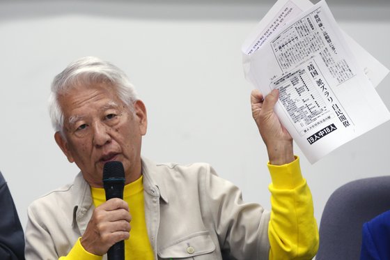 23일 오후 광주시청 1층 시민소통실에서 근로정신대 피해자 소송을 지원해온 일본 시민단체 다카하시 마코토 대표가 미쓰비시의 사보에 적힌 강제징용 증거를 공개하고 있다. [연합뉴스]