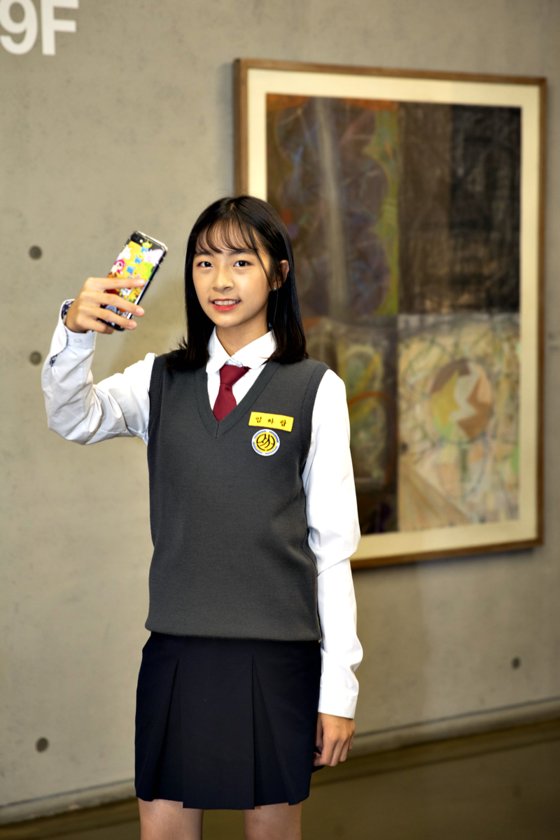 하람 크리에이터가 거울셀카를 촬영할 때의 모습을 연출하고 있다. 그는 집 밖에 나설 때, 교실에서 스스로의 모습이 마음에 들 때 등 거울셀카를 촬영한다고 말했다. 자신이 기억하고 싶은 전신 느낌을 기억할 수 있는 게 거울셀카의 장점이란다.