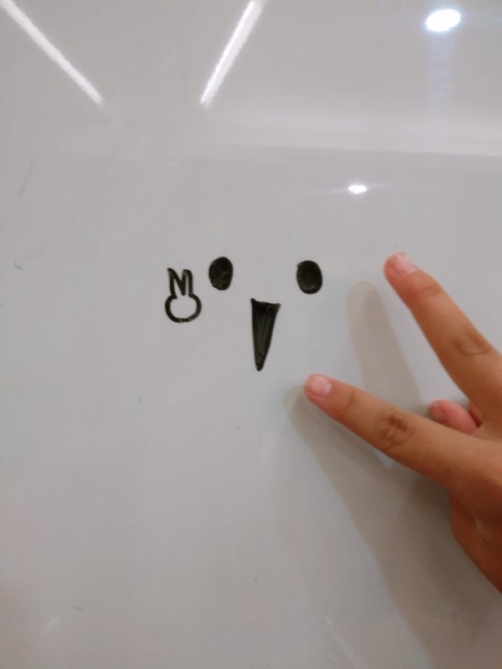 김은비 학생기자가 칠판에 자신만의 캐릭터를 그린 후 '브이 인증샷'을 남겼다. 얼굴을 드러내지 않고 손가락 등 신체 일부만 촬영해 자신이 현장에 있었다는 걸 증명하는 셀카 방법도 있다는 게 김 학생기자의 조언이다. #브이인증샷 #브이스타그램