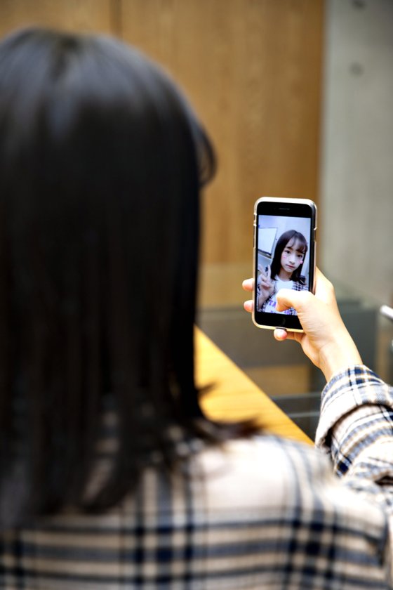 하람 크리에이터가 애플리케이션을 이용해 얼굴에 스티커를 넣은 셀카를 촬영하고 있다. 자신의 기분에 맞게 여러 애플리케이션을 이용한다는 게 하람 크리에이터의 말이다.