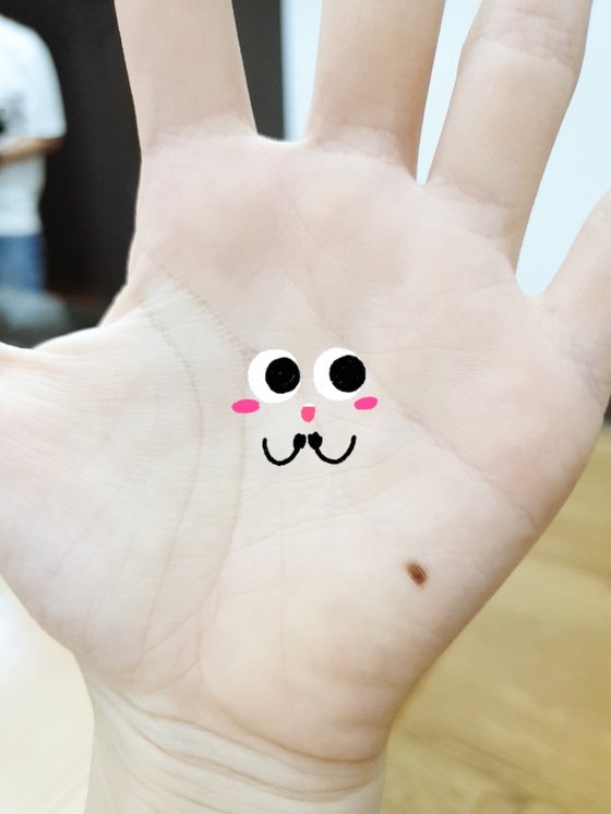 김 학생기자처럼 이 학생모델도 자신의 손을 이용해 '내가 여기 있다!'는 인증샷을 남겼다. #수안_다녀감 #인증스타그램