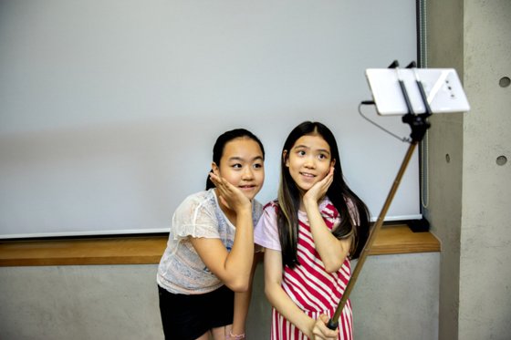 김은비 학생기자, 이수안 학생모델(왼쪽부터)이 함께 셀카 촬영을 하고 있다. 두 학생기자는 너나 할 것 없이 셀카봉 사용에 능숙했다.