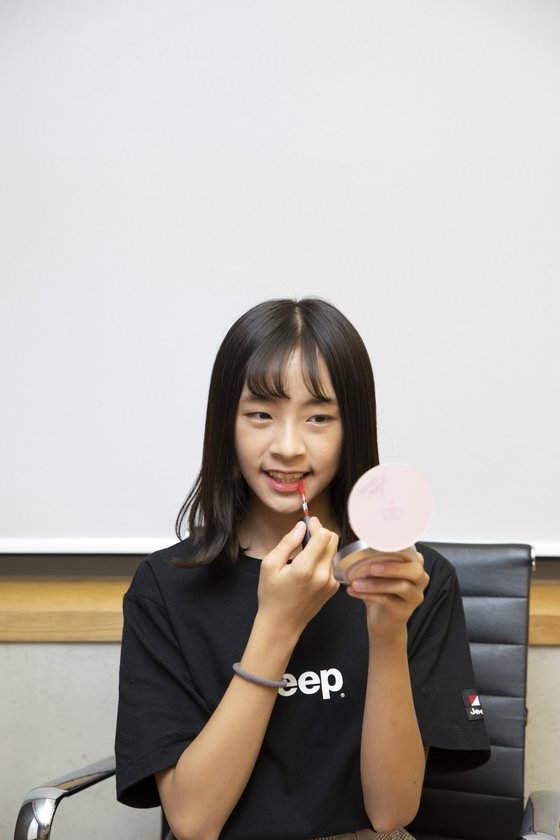 크리에이터 하람이 자신만의 셀카 촬영 방법을 소중 독자들에게만 살짝 공개했다. 고데기를 사용해 머리 끝을 단정히 정리하고(위 사진) 틴트로 입술에 생기를 표현한다.