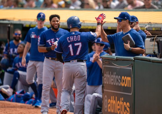 22일 텍사스 레인저스의 추신수가 오클랜드 애슬레틱스와의 원정경기에서 1회 선두타자 홈런을 날린 후 덕아웃으로 복귀하고 있다.[AP=연합뉴스]