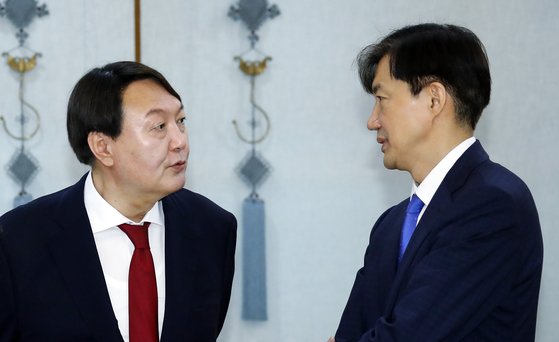 윤석열 검찰총장(왼쪽)과 청와대 민정수석 시절 조국 법무부장관. [연합뉴스]