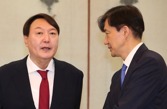 윤석열 신임 검찰총장(왼쪽)이 25일 오전 청와대 본관에서 열린 임명장 수여식에 참석해 조국 민정수석과 이야기를 나누고 있다. [청와대사진기자단]