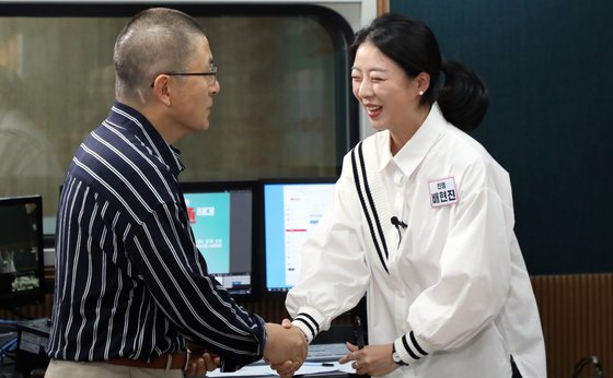 황교안 자유한국당 대표가 24일 서울 영등포구 당사에서 열린 '채널 공감-국민속으로' 청년 유튜버, 세상과 通하다!' 유튜브 방송에 앞서 배현진 송파을 당협위원장과 인사를 하고 있다. [뉴스1]