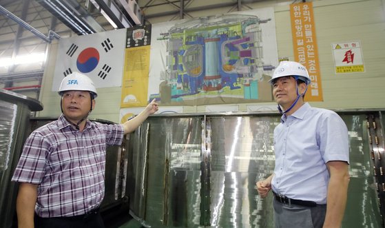 국제핵융합실험로에 들어가는 열차폐체 공급을 담당하고 있는 국내 기업 SFA의 김일진(왼쪽) 부장과 허남일 ITER한국사업단 토카막 기술부장이 경남 창원의 삼흥기계 2공장에서 국제핵융합실험로(ITER) 프로젝트 부품공급에 대해 설명하고 있다. 송봉근 기자