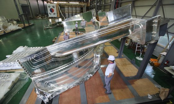 프랑스 남부 카다라슈에 들어설 국제핵융합실험로(ITER)의 핵심 부품 중 하나인 열차폐체가 경남 창원의 삼홍기계에서 제작되고 있다. 진공용기용 열차폐체에는 5t에 달하는 순은이 도금된다. 금액으로만 50억원이 넘는다. 사진 속 열차폐체는 순은을 도금해 말그대로 은빛으로 빛나고 있다.  송봉근 기자