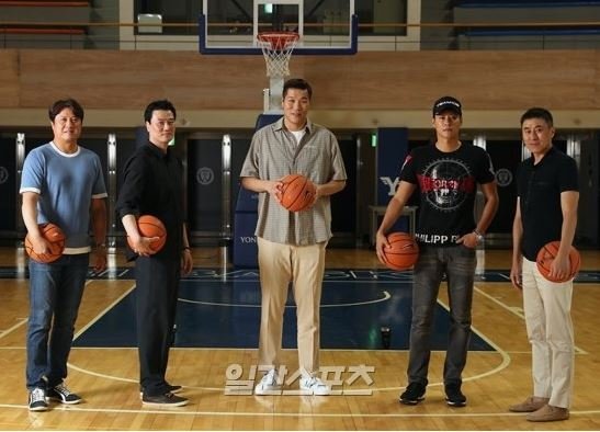 일간스포츠 창간 50주년을 맞아 뭉친 1993~94 시즌 농구대잔치 우승 멤버 연세대 농구부. 왼쪽부터 문경은, 김훈, 서장훈, 우지원, 이상민. 김민규 기자